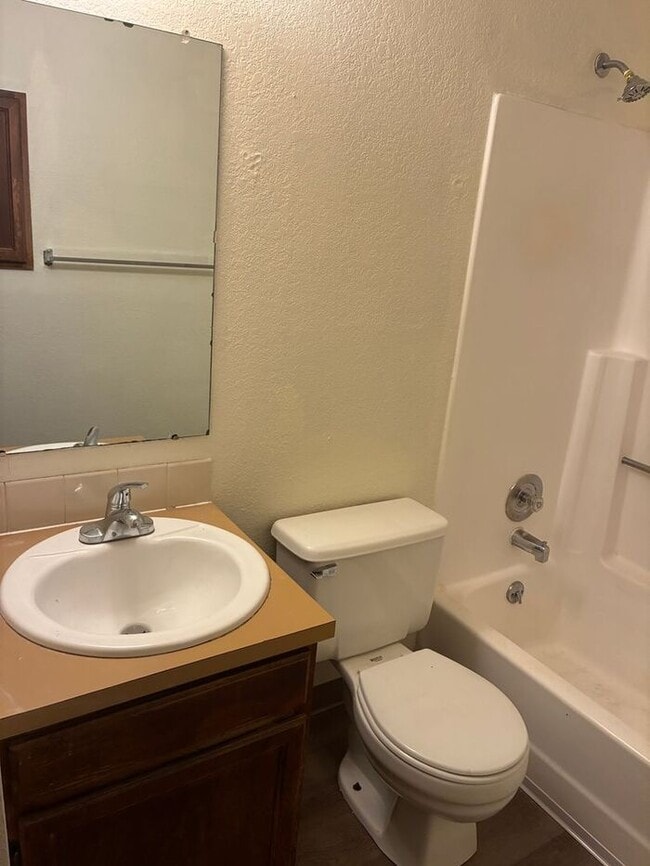 Photo - Cozy 2 Bed/1 Bath Apartment in North Lovel...