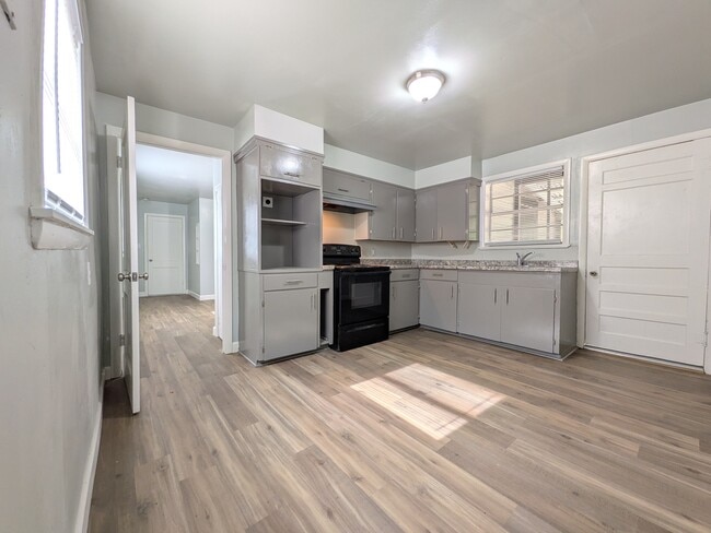 Photo - 616 4th Ave NE