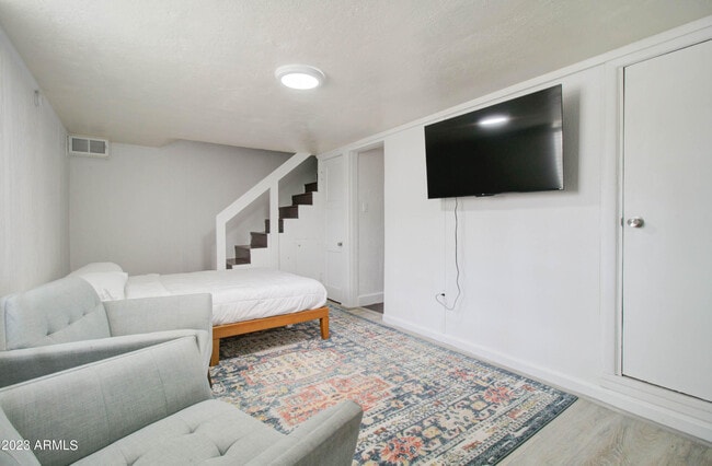 Photo - 877 E Sycamore St