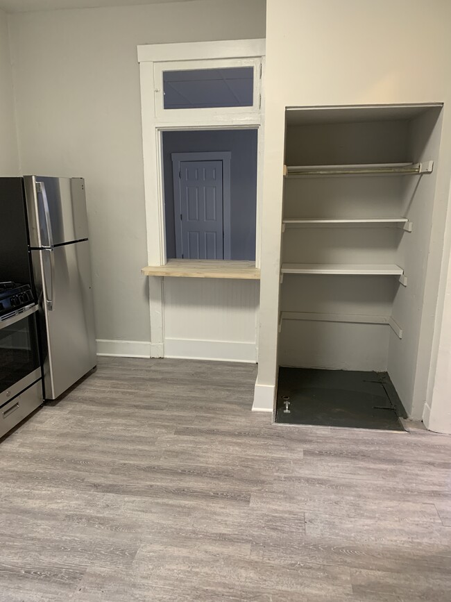 Kitchen with passthrough - 4142 Chambers St