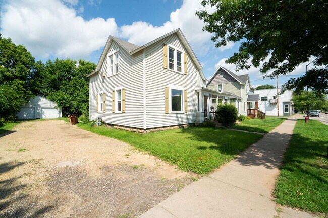 4 bedroom 1 bath - available for June 1st close to UWEC on Water St!