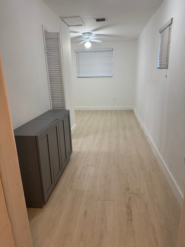 pasillo de entrada - 4521 SW 5th Ter Unidad 4521efficiency#2