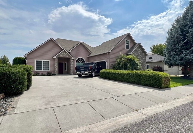 Building Photo - South Richland Freshly Updated w/Bonus Rental