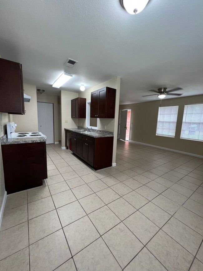Building Photo - Newly refreshed 3BD/2BA duplex in Eagle Lake, TX