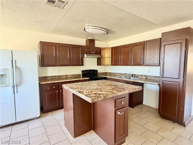 Building Photo - 3717 Lillis Ave Unit B