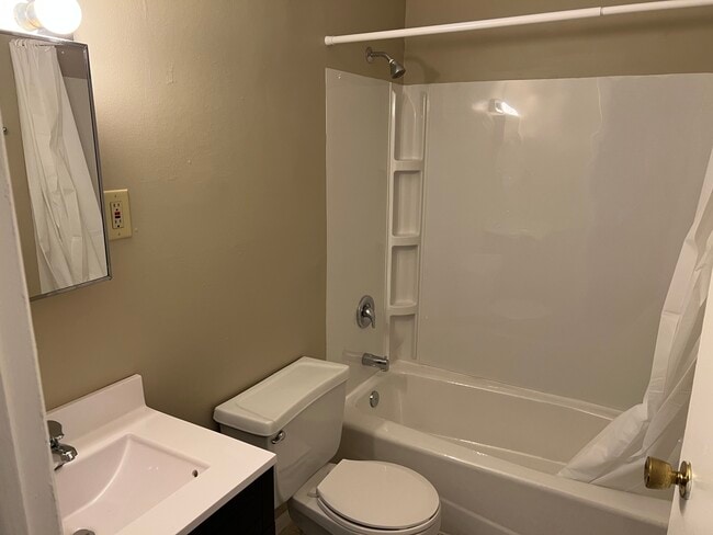 Photo - 2212 Nuttman Ave