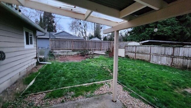 Photo - Remodeled 3 bedroom Ranch Style Milwaukie Home With SS Appliances, Fenced Backyard, Washer/Dryer ...