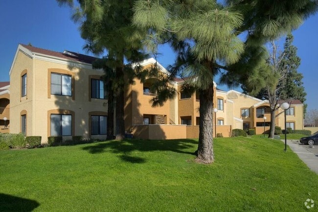 Lush Landscaping - Estancia Rental