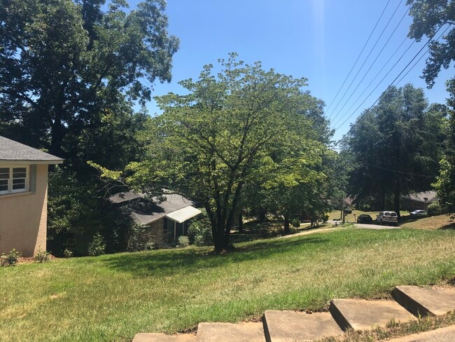 Building Photo - 501 Rosewell Ln Rental