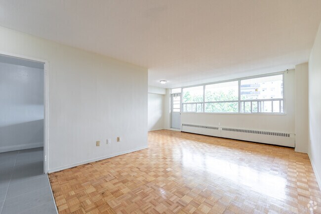 2BR, 1BA - Living Room - Buckingham House