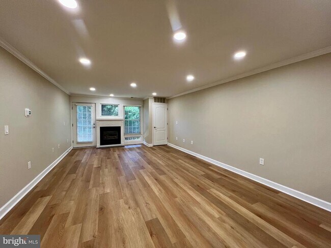 Photo - 6924 Fairfax Dr Unit 132