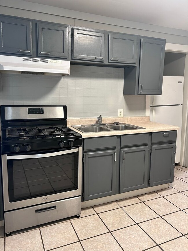 111-113 Iowa St - 111-113 Iowa St Apartment Unit 111  1