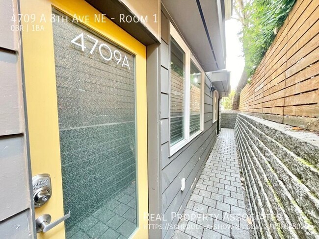 Building Photo - Modern Townhome with ROOMS Available in Un... Unit Room 1