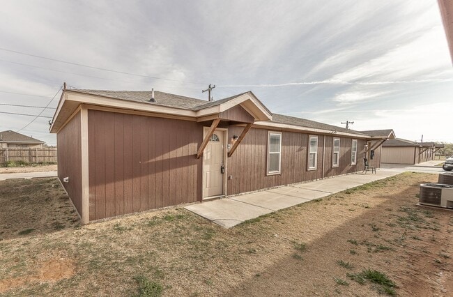 Photo - Leasing Special**  MOVE IN READY! *$0 Depo...