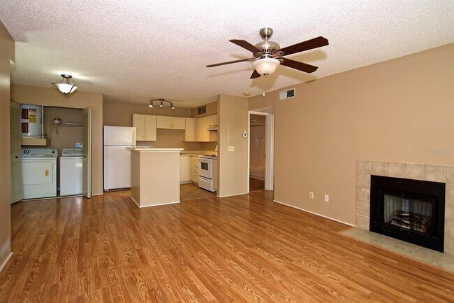 Photo - 355 Lakepointe Dr Unit 204