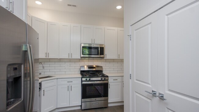 Photo - 1008 W 18th St Unit 304