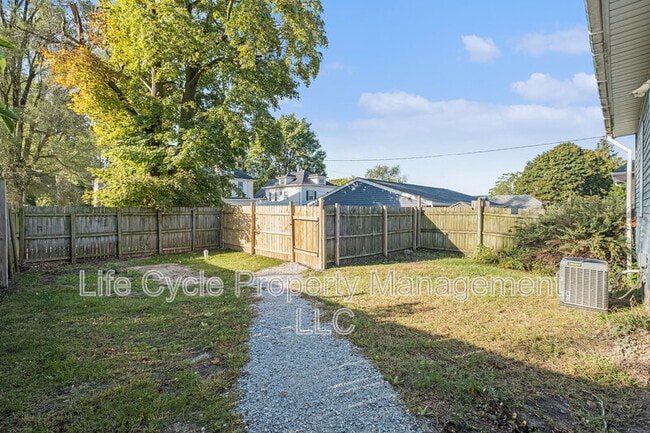 Photo - 346 Quimby St NE