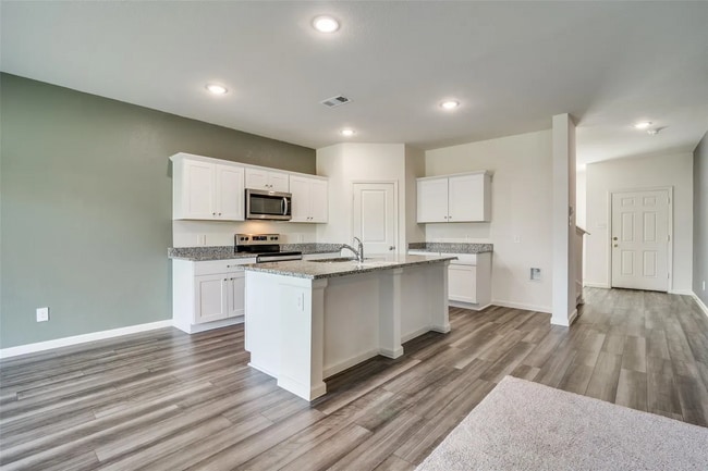 Photo - 731 Yorkshire Dr