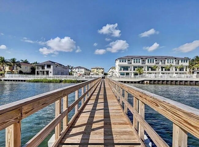 Photo - 601 Windward Cir N