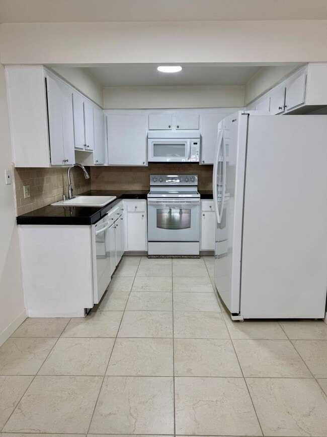 Building Photo - Spacious 2 Bedroom 2 Bath Condo Unit 62
