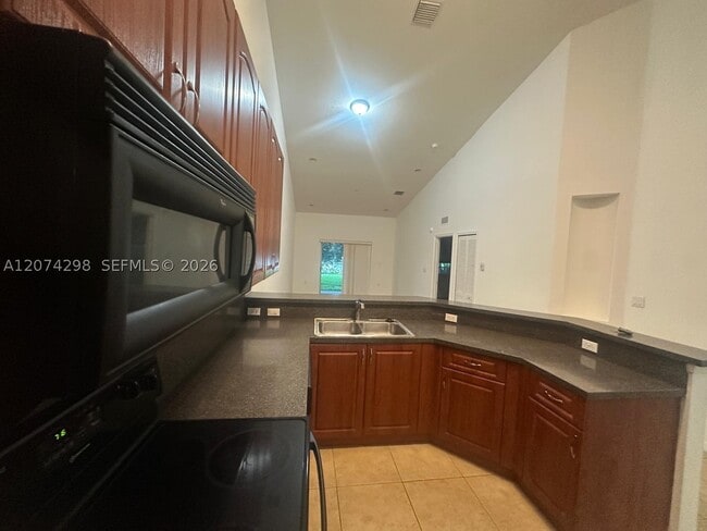 3372 NE 11th Dr