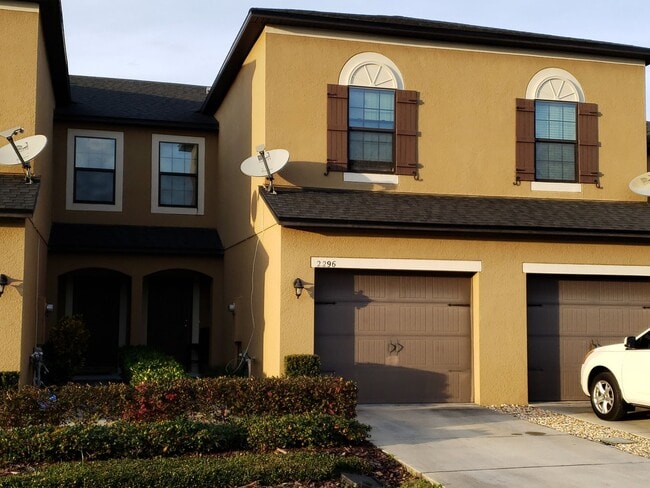 Beautiful Townhome; Open Floor Plan; New P... - Beautiful Townhome; Open Floor Plan; New P...