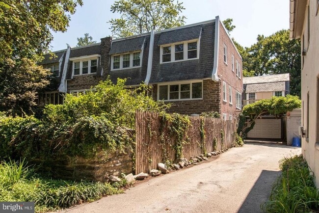 Building Photo - 18 E Gorgas Ln