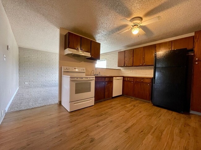 Photo - 141 McClure Ave Unidad 141-#1-APEX