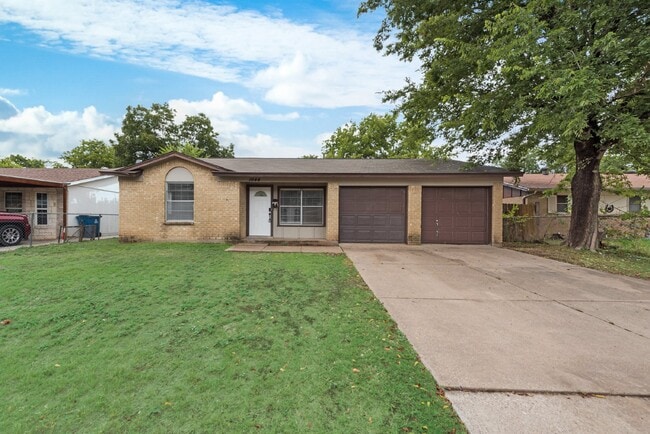 Building Photo - Completely renovated charming 3-Bed, 2-Bat...