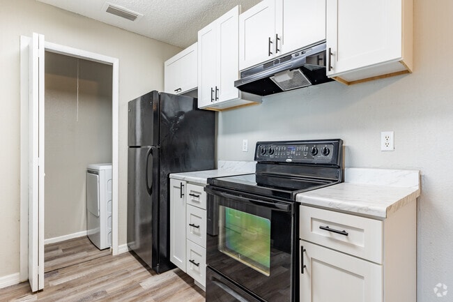 2BR, 1BA - 870SF - Kitchen - Cascades at Kissimmee