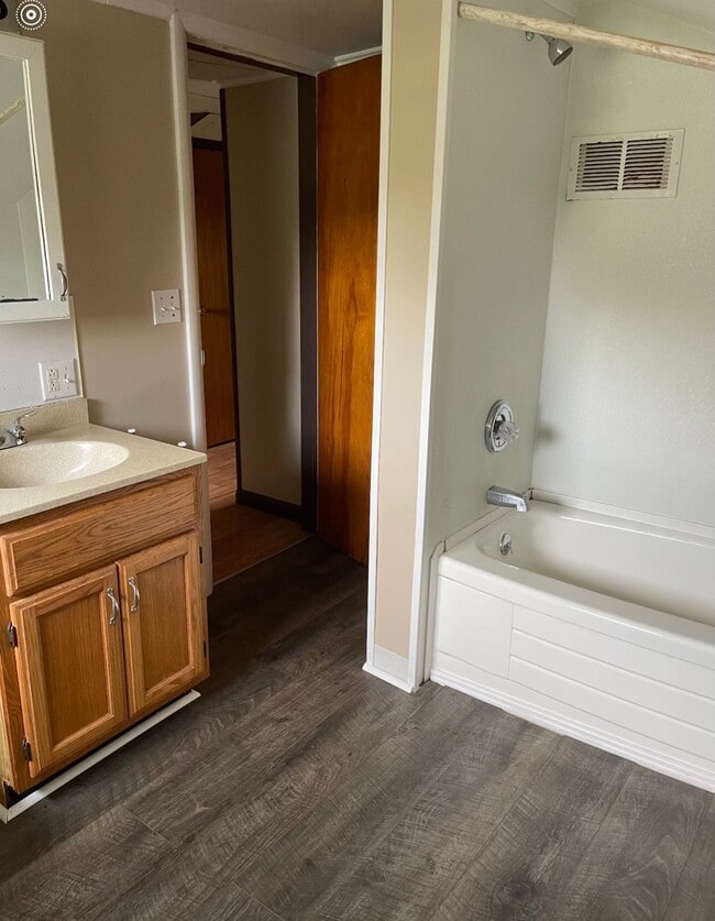 Photo - 152 E 5th St Unidad B