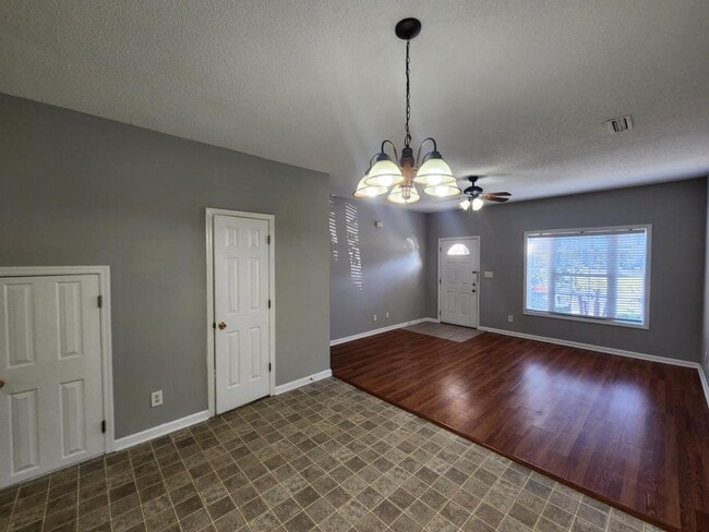 Photo - 111 Maddux Ln