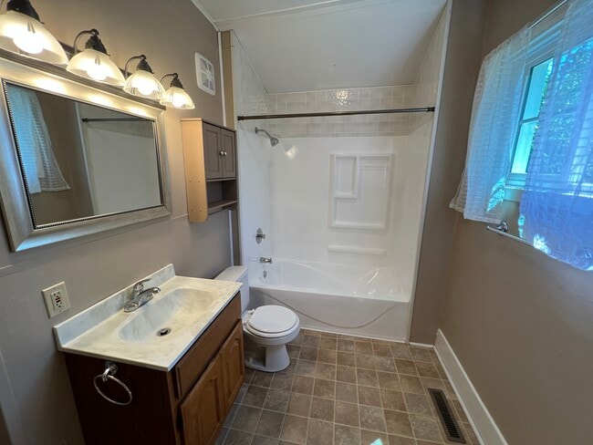 Photo - 2449 Ellis St