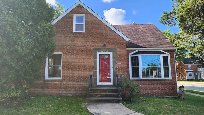 Charming 3 Bedroom Home South Euclid - Charming 3 Bedroom Home South Euclid