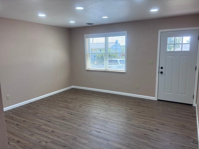 Photo - 1811 Briarwood Dr