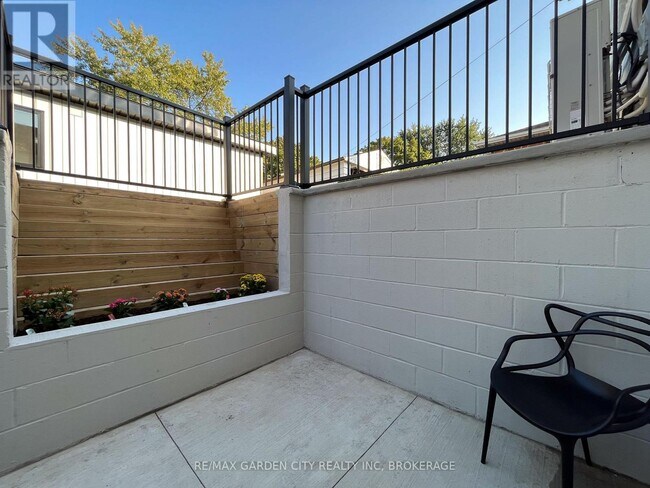 Photo - 729 Queensdale Ave E