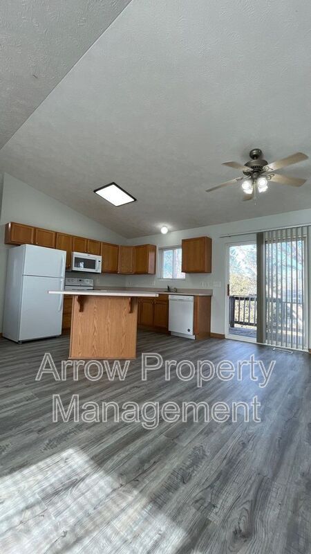 Photo - 338 W Irving St