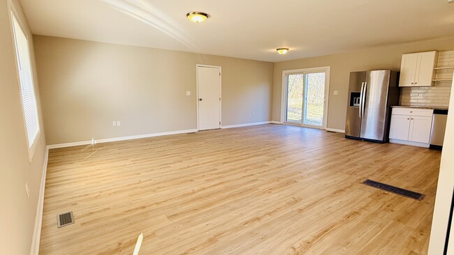 Photo - 2004 Chambers Dr NE