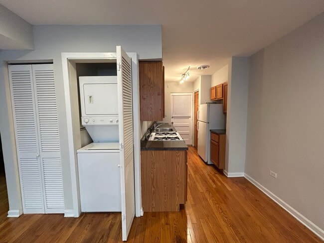 Building Photo - 6535 N Mozart St Unit 1R