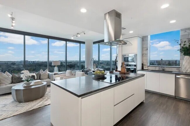 Photo - Luxury High-Rise Living with Up to 4 Weeks... Unidad HAP