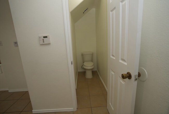 Photo - 746 Sonesta Dr Unidad B