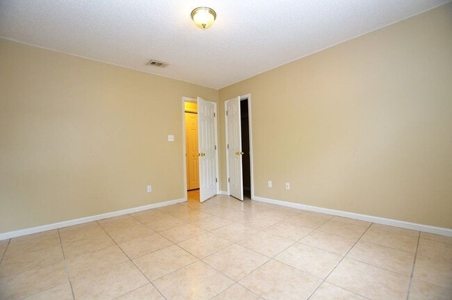 Building Photo - 6000 Susan Cir Unit 6000 Susan Cir -  B