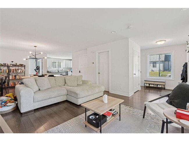 Photo - 2084 Reaney Ave E