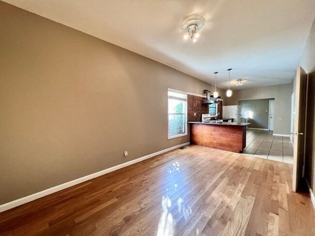 Photo - Lovely and spacious 2bd / 1 bth plus bonus room with washer & dryer!