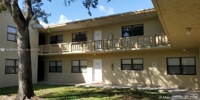 Building Photo - 10370 SW 220th St Unit 118 Rental