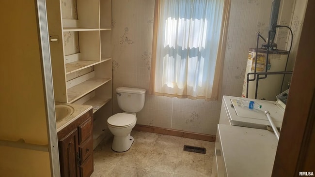 Photo - RICHVIEW, IL - Wood Sided Bungalow with garden shed, new roof and minutes to I-64 - $699 MONTH /...