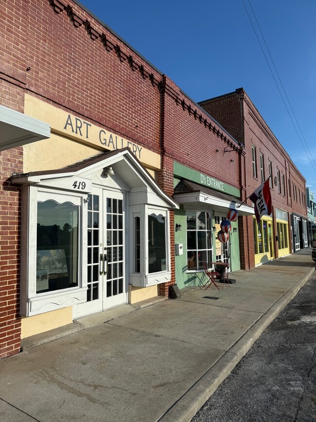 Building Photo - 427 10th Ave W Unit Loft 5