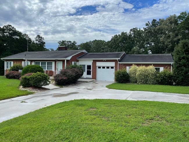 Building Photo - Beautiful 2 Bed, 1 Bath Brick Home in coun...