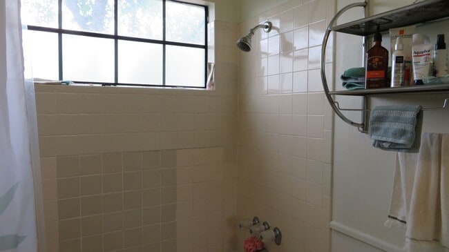 Photo - 2300 Leon St