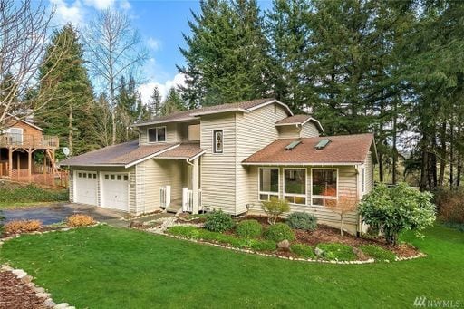 Photo - Charming Lynnwood/Bothell area Home For Rent with large 1/2 acre lot Available June!